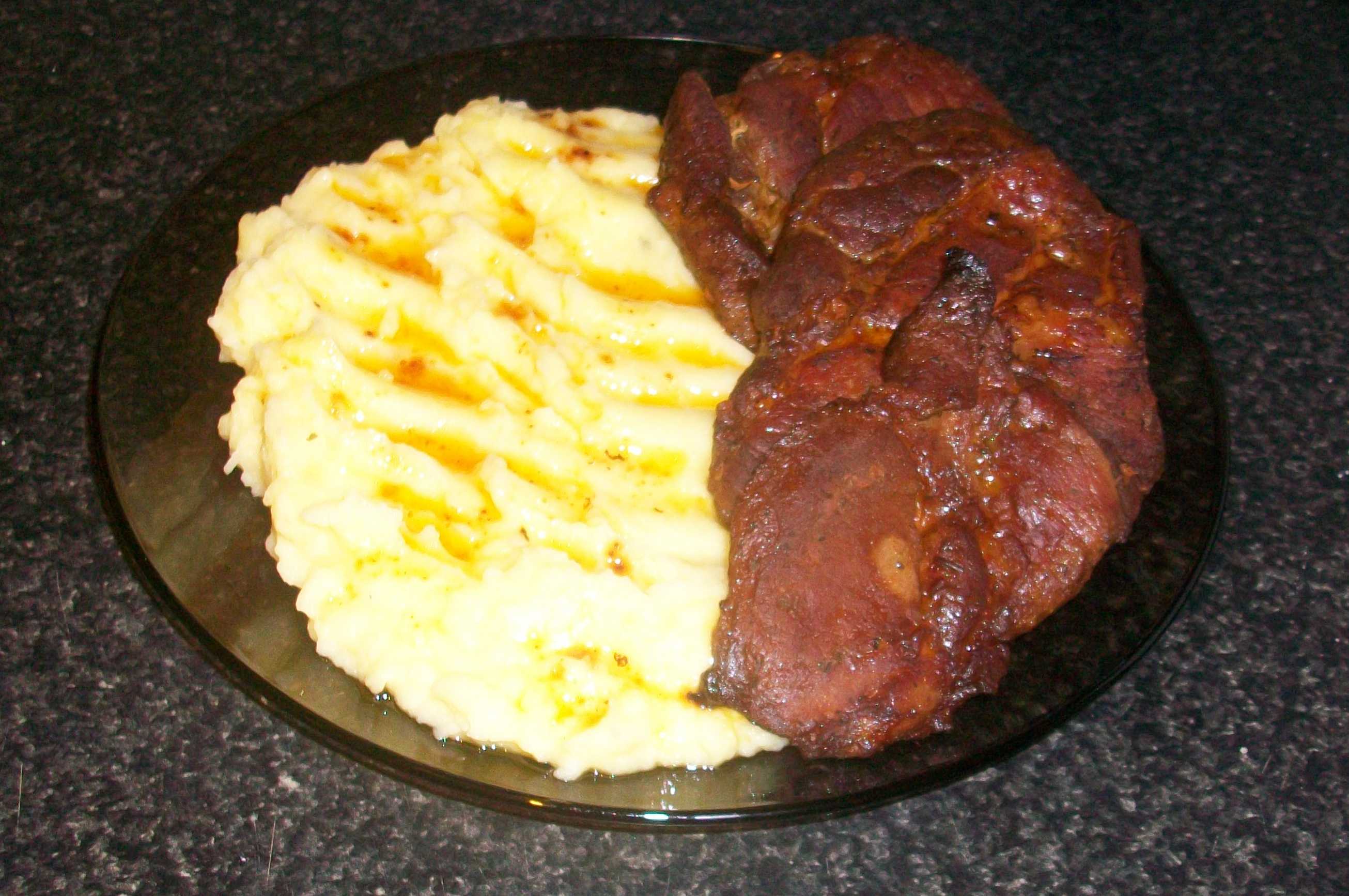 Piure de cartofi cu carne de porc marinata