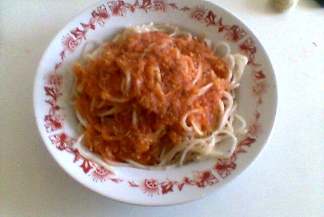 Spaghete cu sos de rosii picant