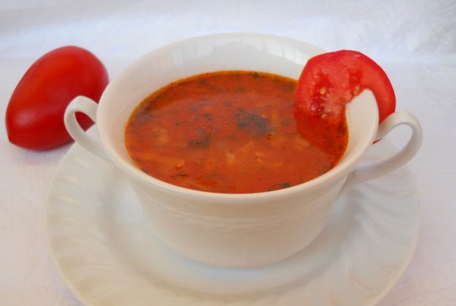 Supă de roşii cu tăiţei de casă