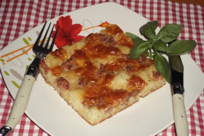 Focaccia de cartofi cu cascaval afumat si carnati