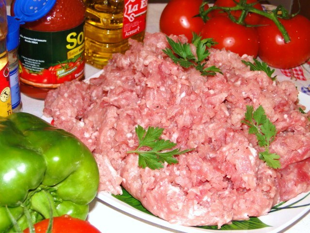 Rosii umplute cu carne de porc si orez la cuptor