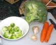 Porc la grătar pe pat de legume verzi, cu morcovi și roșii-2