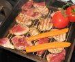 Porc la grătar pe pat de legume verzi, cu morcovi și roșii-5