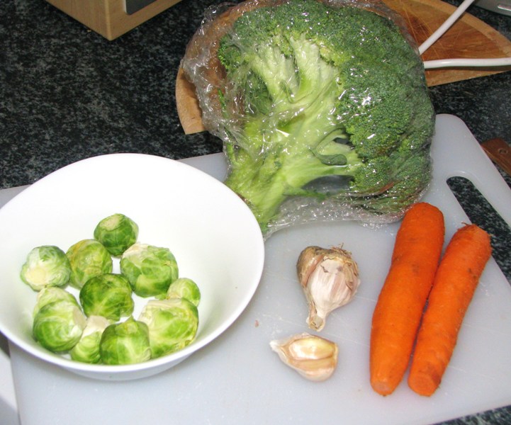 Porc la grătar pe pat de legume verzi, cu morcovi și roșii