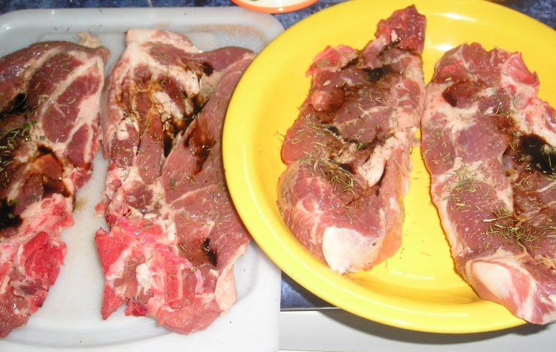 Ceafa de porc,marinata,la punga,cartofi pai si sos de usturoi cu castraveti