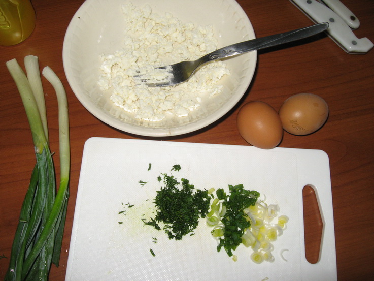 Rulou de omleta cu marar si ceapa verde