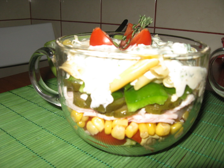 Salata in straturi colorate cu maioneza si iaurt
