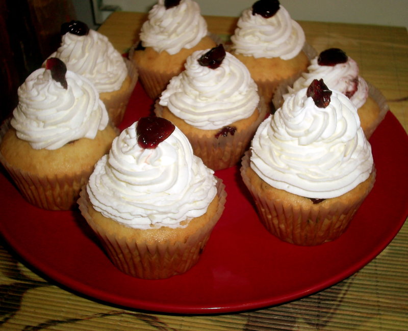Cupcakes cu merisoare si crema de vanilie