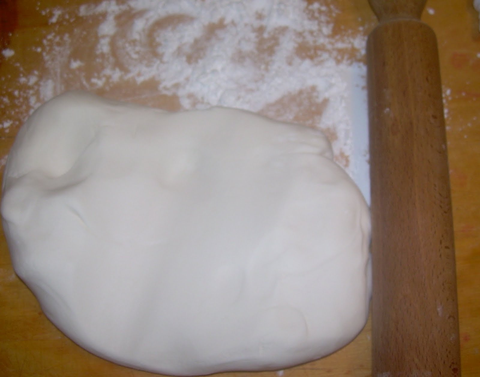 Pasta de Marshmallow (maleabila pentru decoruri)