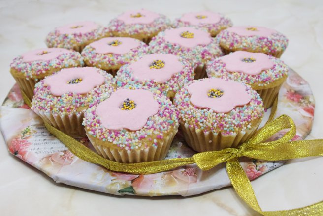 Tort din cupcakes "Manunchi de flori"