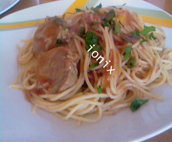 Spaghete cu vita-s sos de rosii