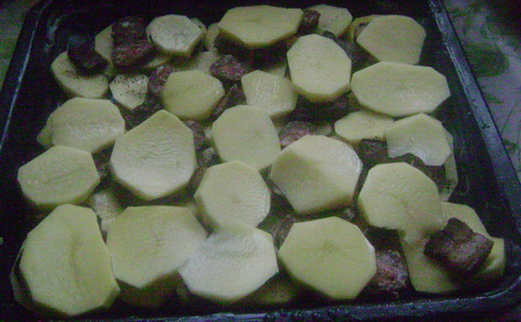 Cartofi cu şuncă şi cârnaţi la cuptor