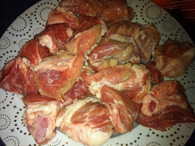 Gulas de porc cu galuste din cartofi