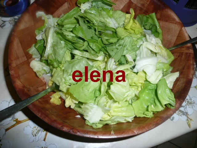 Orez cu legume pe pat de salata verde