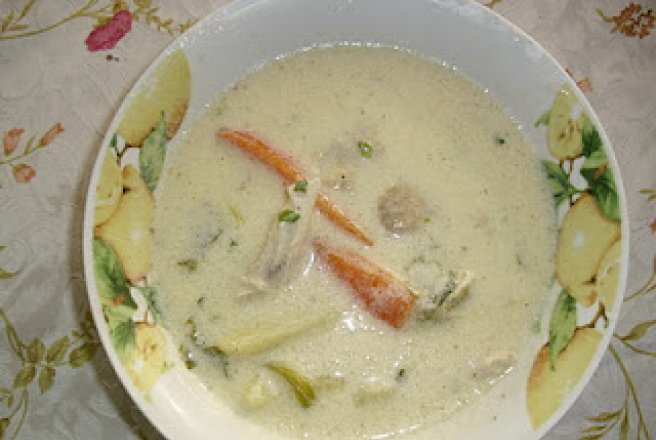Ciorba de pui cu  smantana (σούπα κοτόπουλου με κρέμα γάλακτος)