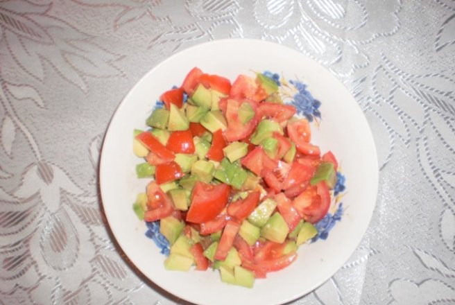 Salata de avocado si rosii