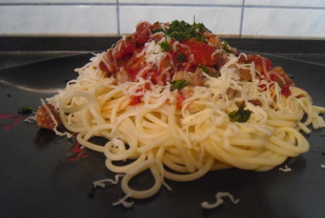Spaghetti cu sos de rosii si ciuperci