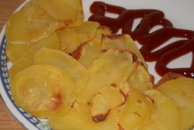 Chipsuri de cartofi cu ketchup