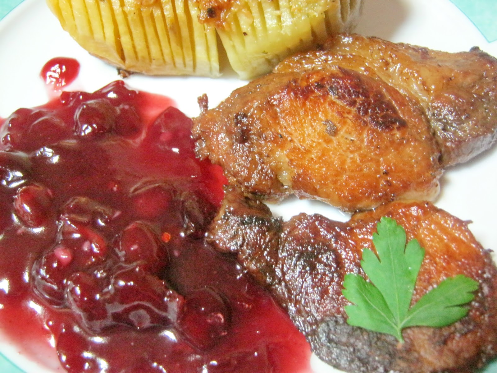 Cotlet de porc in vin cu cartofi suedezi si sos de merisoare