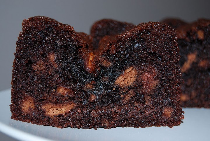 Brownie cu biscuiti