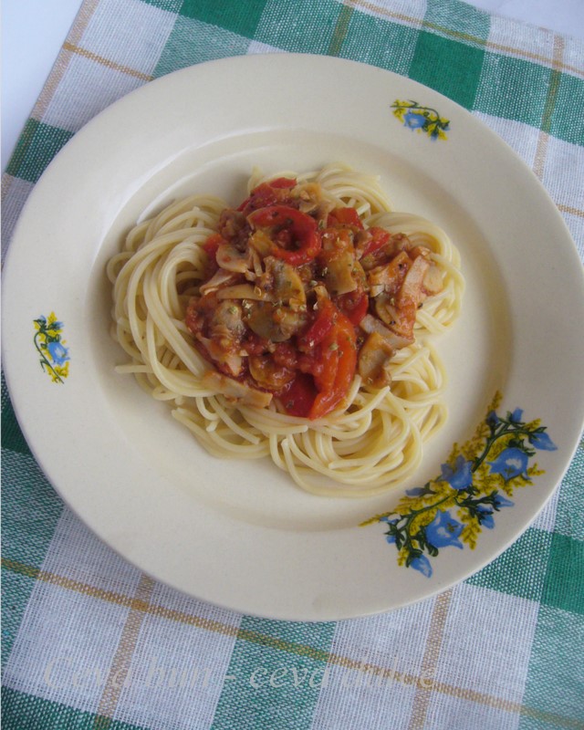 Spaghetti cu ciuperci si sos de rosii picant - de post
