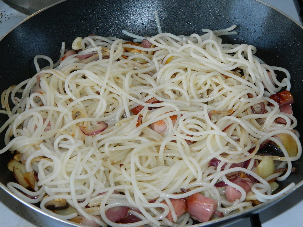 Omleta cu spaghete