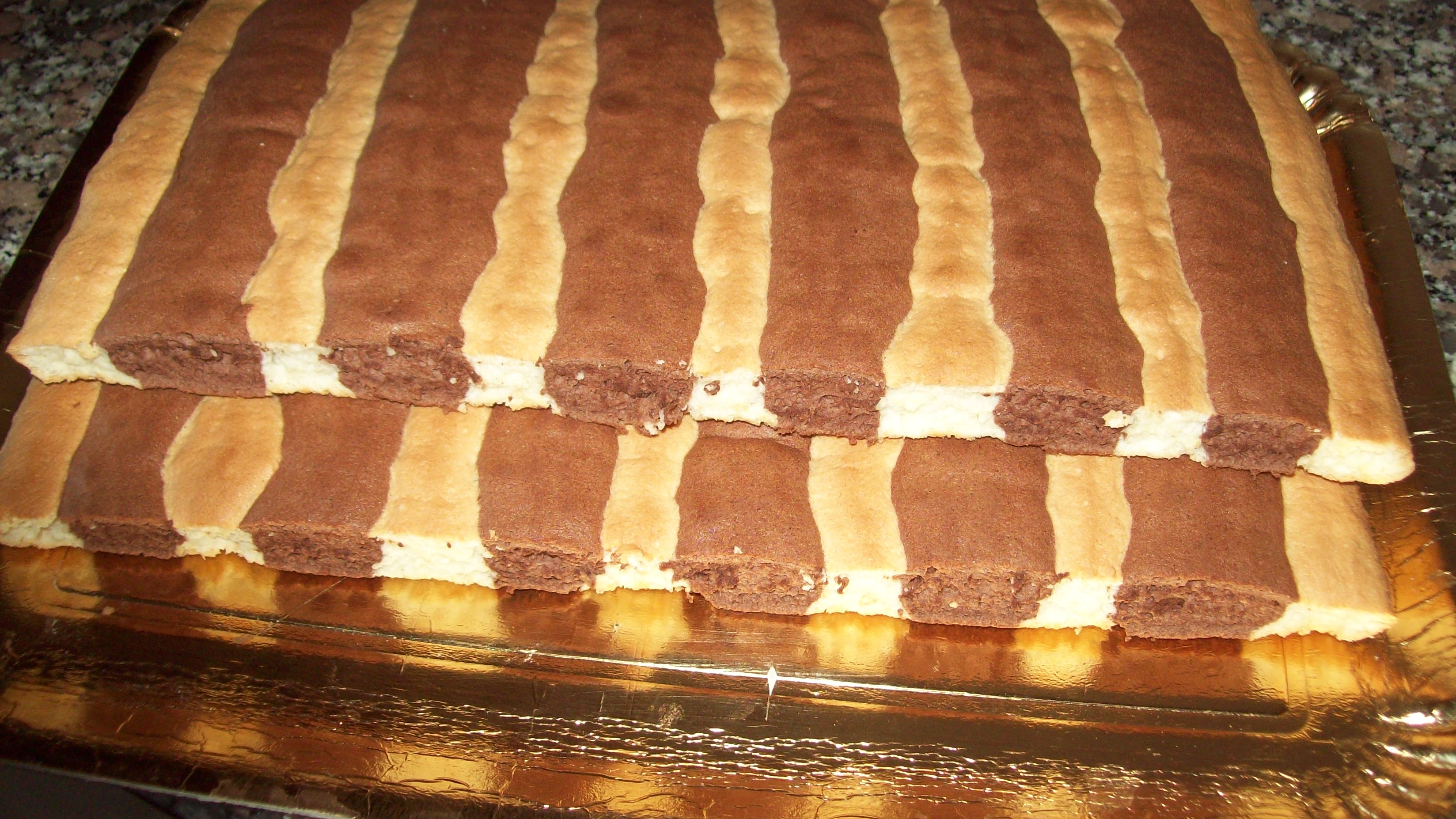 Tort bicolor cu frisca si capsuni