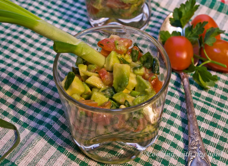 Salata de avocado si rosii