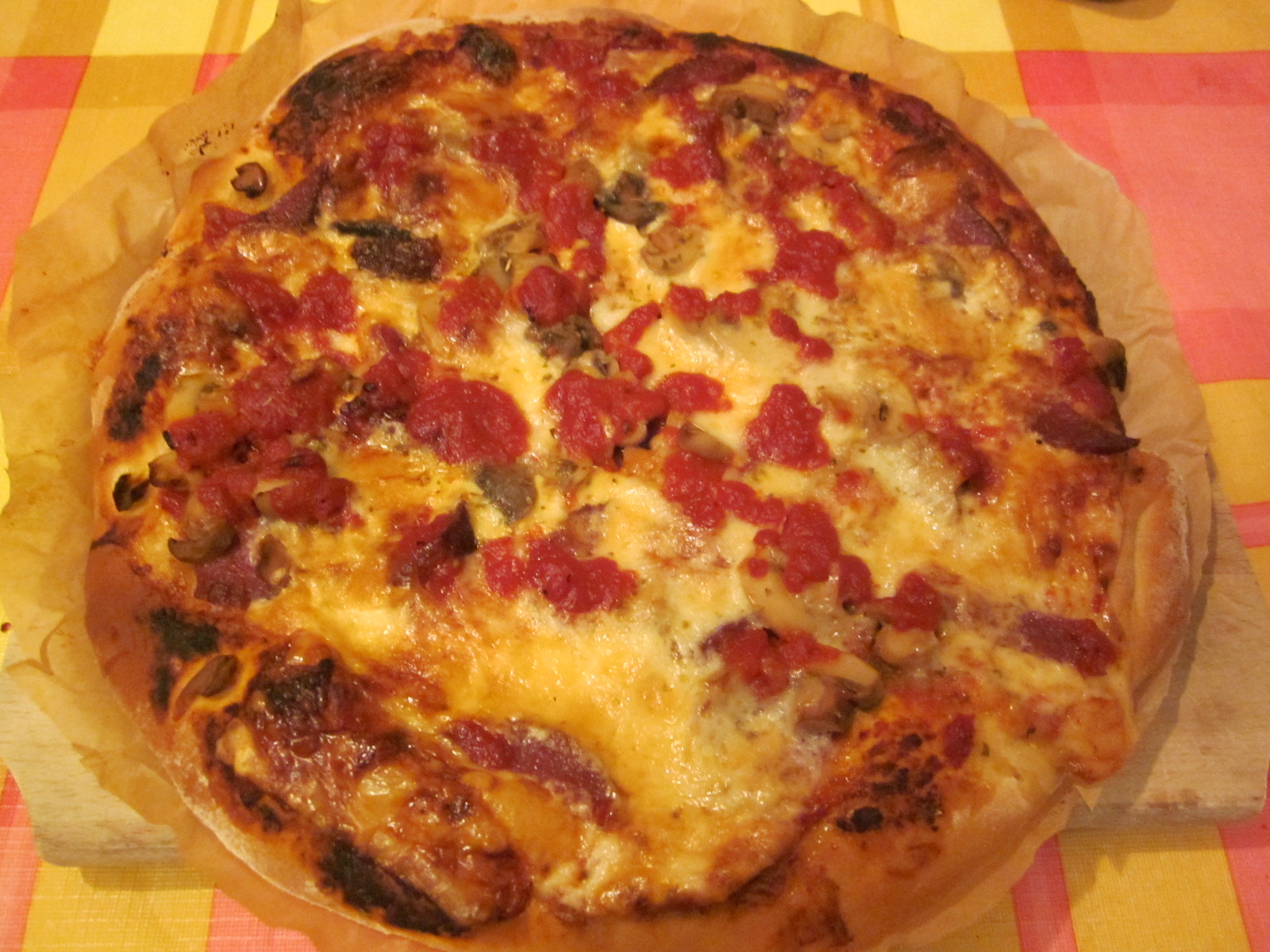 Pizza cu salam crud-uscat, ciuperci si branza de burduf