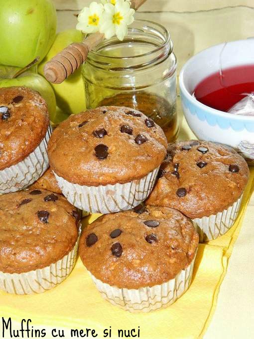 Muffins cu mere si nuci
