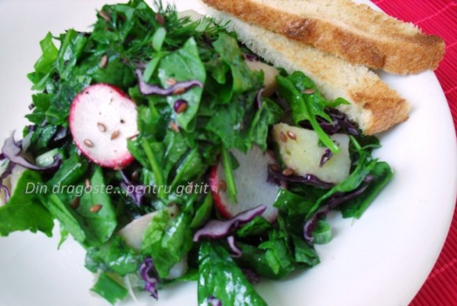 Salată de primăvară -  spanac, ridichi, ceapă verde, mărăr