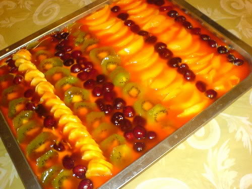 Tarta cu blat de pandispan si fructe din compot.