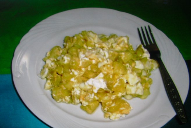 Salata de cartofi cu ou, smantana si cascaval