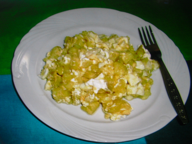 Salata de cartofi cu ou, smantana si cascaval