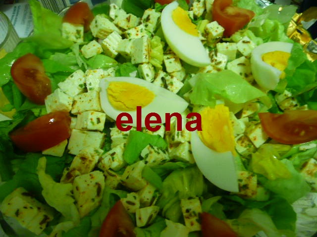 Salata verde cu branza picanta si ou fiert