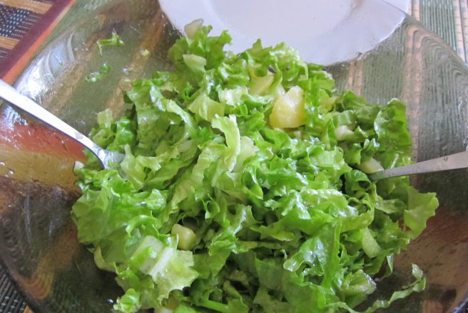 Salata creata cu cartofi, ceapa si usturoi verde