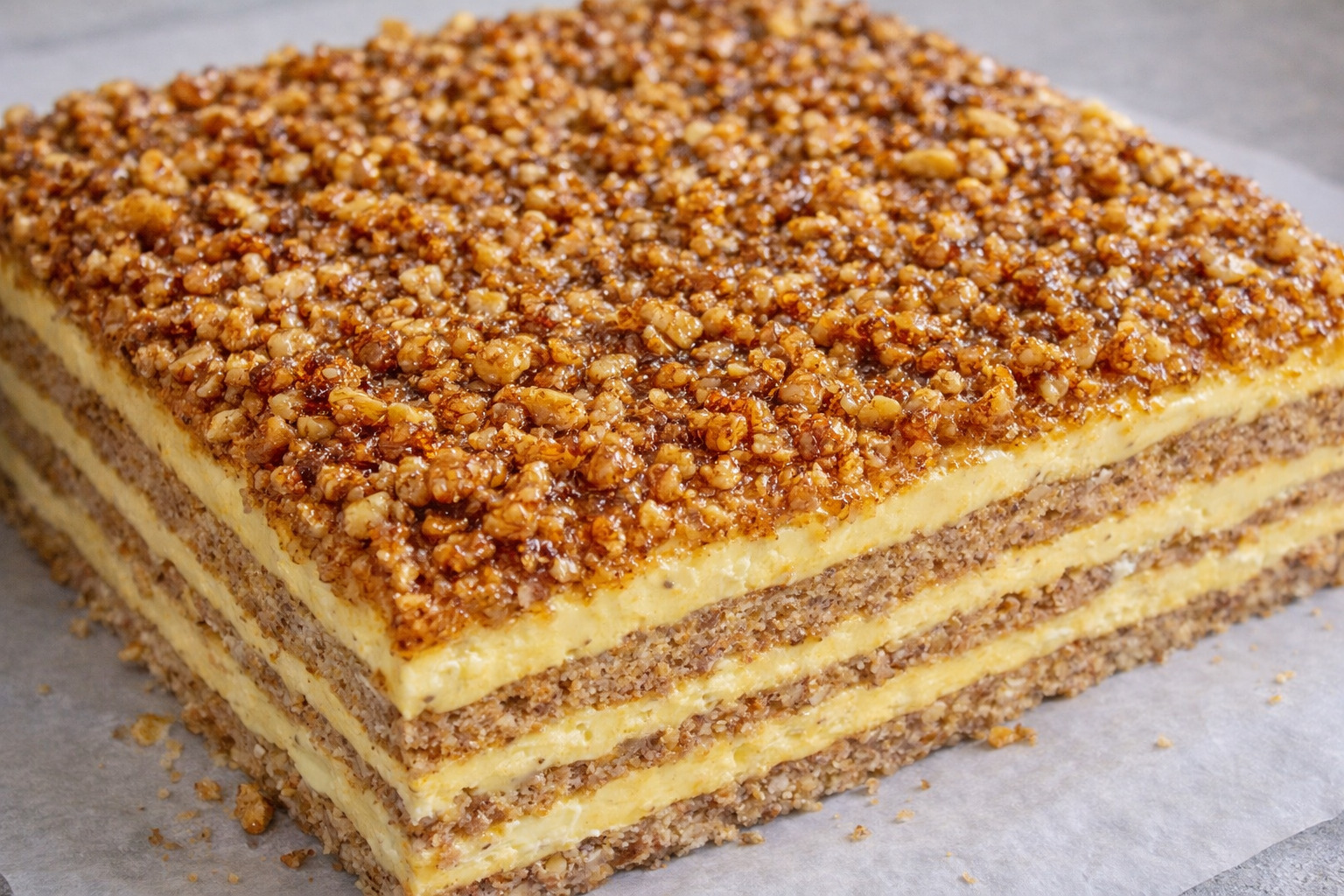 Desert prajitura cu nuci caramelizate, crema de vanilie si lamaie
