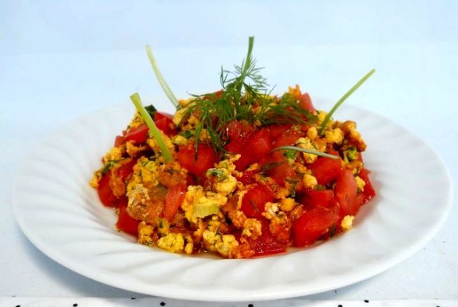 Salată de roşii cu omletă