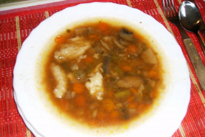 Supa cu legume, ciuperci si galuste din faina