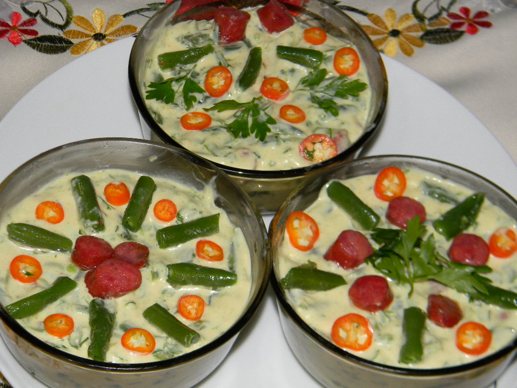 Salata de fasole verde cu maioneza si carnaciori