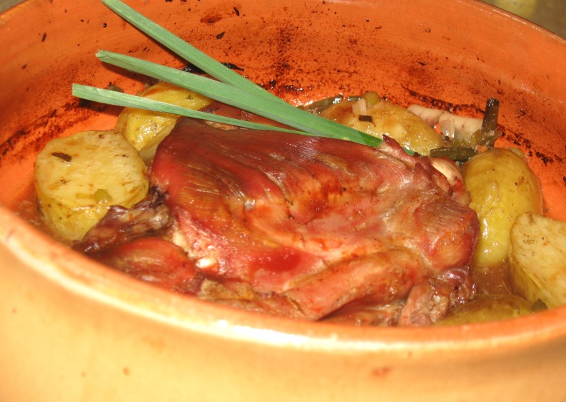 Pulpa de curcan  impanata cu usturoi verde si garnitura de cartofi noi
