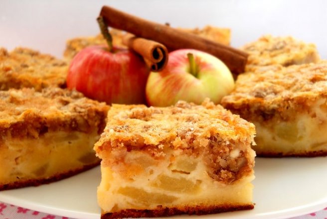 Prăjitură cu mere şi crustă de nuci