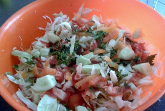 Salata de varza cu sos de rosii