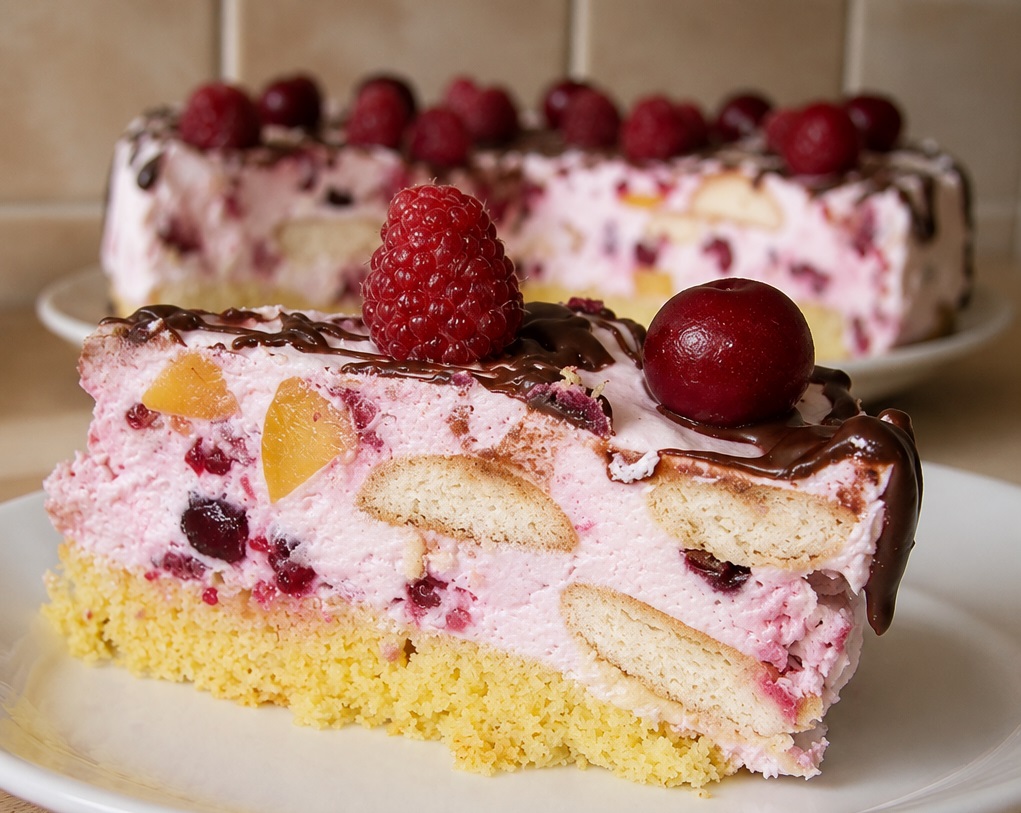 Tort racoros cu fructe de vara