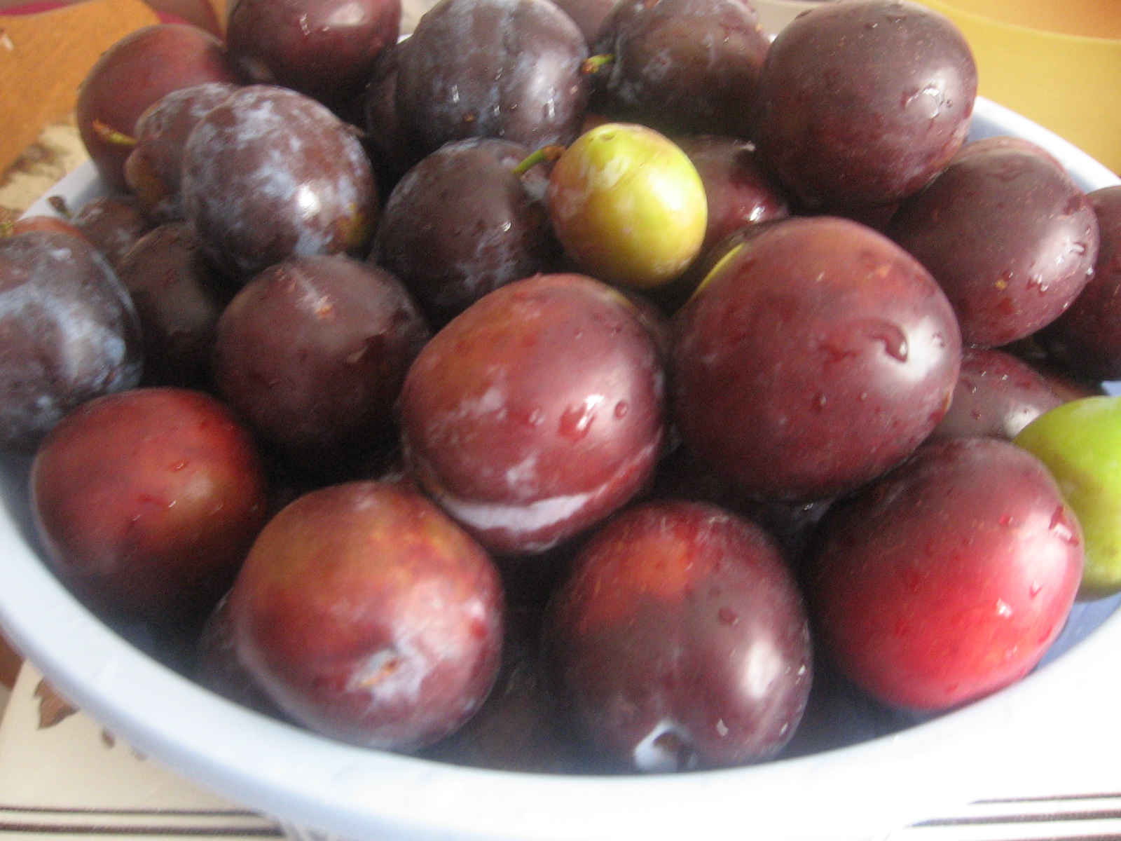 Gem de prune dulce-acrisor cu miez de nuca