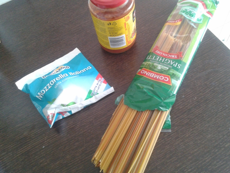 Spaghettini cu mozzarella si sos picant de legume