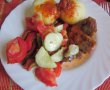 Ceafa de porc cu galuste de cartofi, sos de ardei si salata tricolora-3