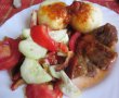Ceafa de porc cu galuste de cartofi, sos de ardei si salata tricolora-4