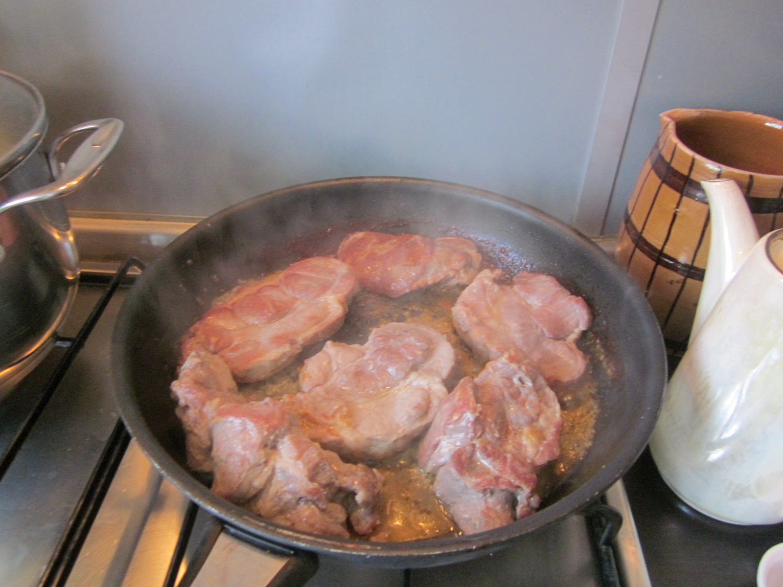 Ceafa de porc cu galuste de cartofi, sos de ardei si salata tricolora