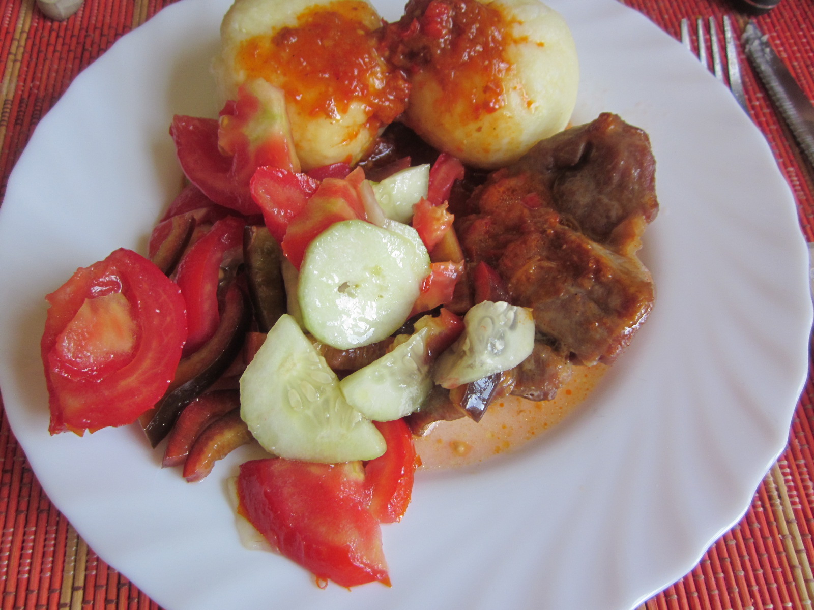 Ceafa de porc cu galuste de cartofi, sos de ardei si salata tricolora